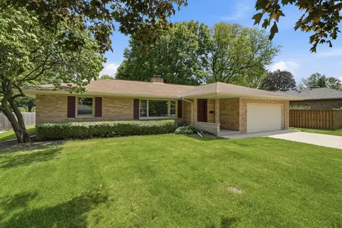 152 Crestwood Dr, East Dundee, IL 60118