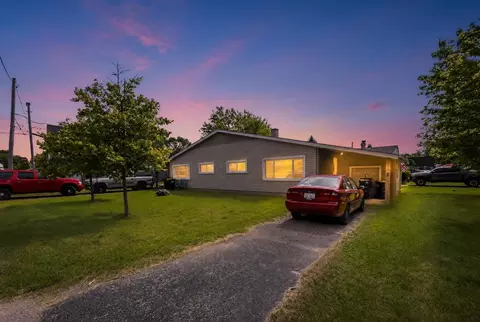 110 W Valley View Dr, Mchenry, IL 60051