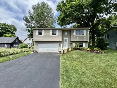 315 Maplewood Dr, Lakemoor, IL 60051