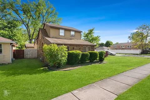 5849 W 90th St, Oak Lawn, IL 60453