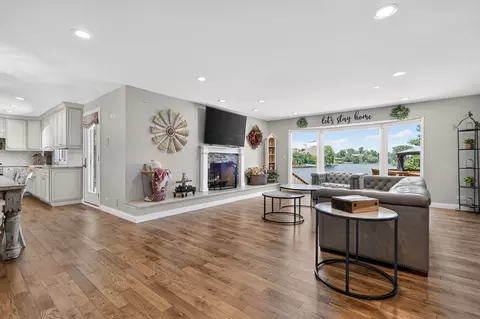 Living - 9682 Reding Cir, Des Plaines, IL 60016 photo 1 of 6