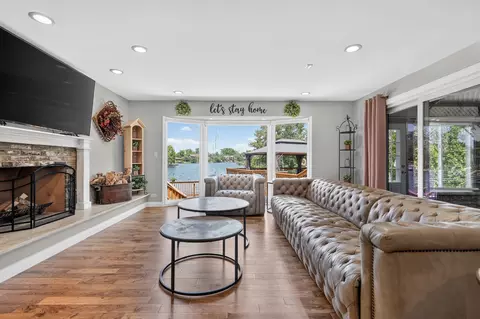 Living - 9682 Reding Cir, Des Plaines, IL 60016 photo 2 of 6