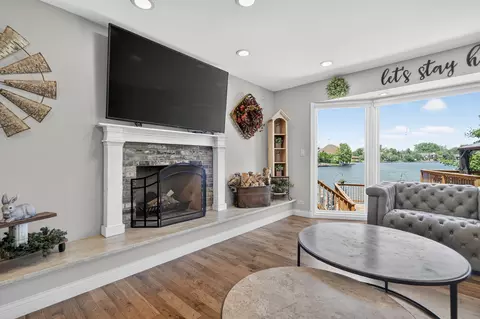 Living - 9682 Reding Cir, Des Plaines, IL 60016 photo 3 of 6