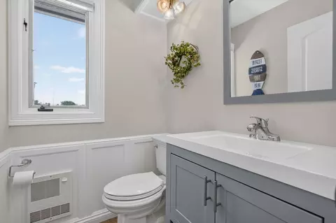 Bath - 9682 Reding Cir, Des Plaines, IL 60016 photo 1 of 6