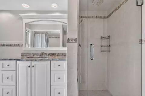 Bath - 9682 Reding Cir, Des Plaines, IL 60016 photo 5 of 6