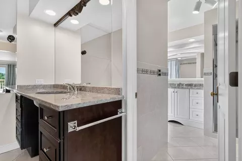 Bath - 9682 Reding Cir, Des Plaines, IL 60016 photo 4 of 6