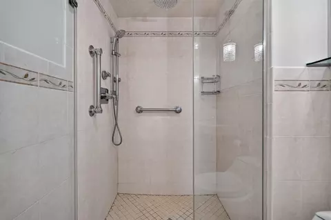Bath - 9682 Reding Cir, Des Plaines, IL 60016 photo 3 of 6