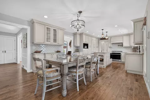 Kitchen - 9682 Reding Cir, Des Plaines, IL 60016 photo 1 of 5