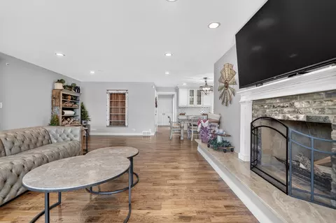 Living - 9682 Reding Cir, Des Plaines, IL 60016 photo 4 of 6