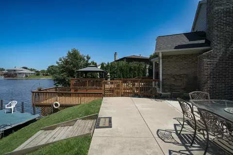 Exterior - 9682 Reding Cir, Des Plaines, IL 60016 photo 9 of 11
