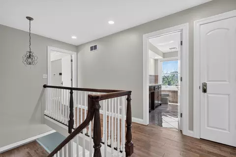 Entry Way - 9682 Reding Cir, Des Plaines, IL 60016 photo 4 of 6