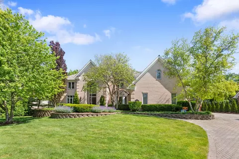 320 Camelot Ln, Libertyville, IL 60048