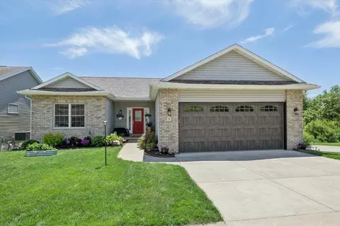 2 Frontier Ct, Leclaire, IA 52753
