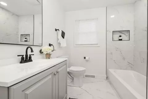 Bath - 505 E 146th St, Dolton, IL 60419 photo 3 of 4
