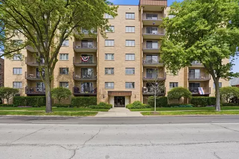 700 Graceland Ave #207, Des Plaines, IL 60016