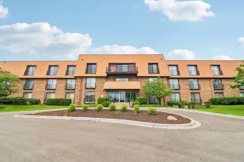 4050 Dundee Rd #303, Northbrook, IL 60062