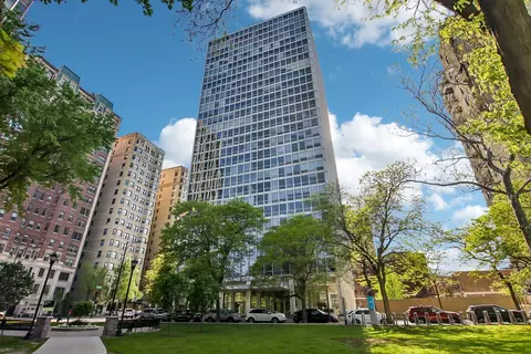 2400 N Lakeview Ave #1704, Chicago, IL 60614