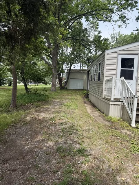 309 W Sylvia Ave, Christopher, IL 62822 photo 6