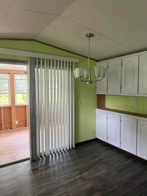 309 W Sylvia Ave, Christopher, IL 62822 photo 14
