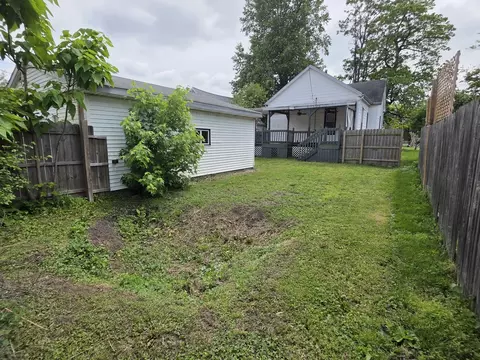 Exterior - 919 E Johnson St, Clinton, IL 61727 photo 3 of 3