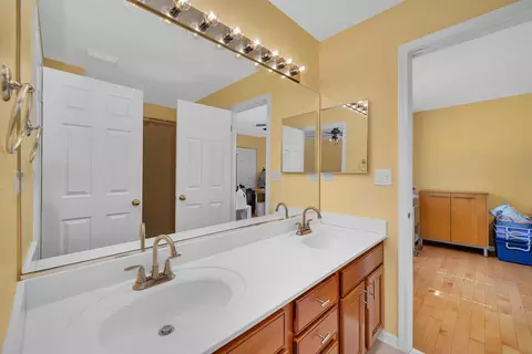 Bath - 2501 Red Oak Ct, Plainfield, IL 60586 photo 4 of 5