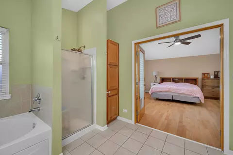 Bath - 2501 Red Oak Ct, Plainfield, IL 60586 photo 3 of 5