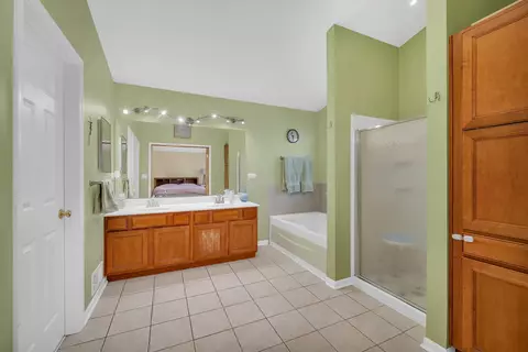 Bath - 2501 Red Oak Ct, Plainfield, IL 60586 photo 2 of 5