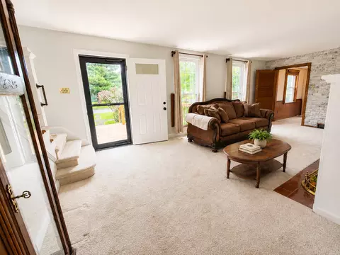 Entry Way - 831 E 5th St, Centralia, IL 62801 photo 2 of 6