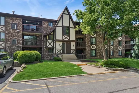 525 Cumnor Rd #204, Westmont, IL 60559