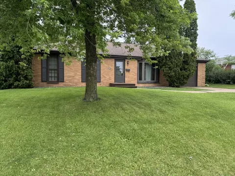 Exterior - 2006 Pine St, Peru, IL 61354 photo 2 of 5