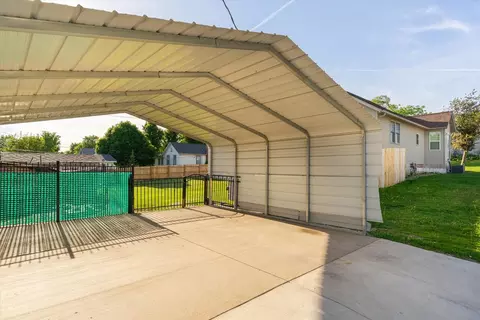 Exterior - 131 E Iowa St, Spring Valley, IL 61362 photo 4 of 5