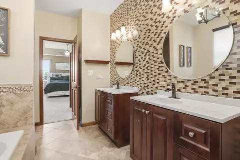 Bath - 1044 Sycamore St, Beecher, IL 60401 photo 2 of 5