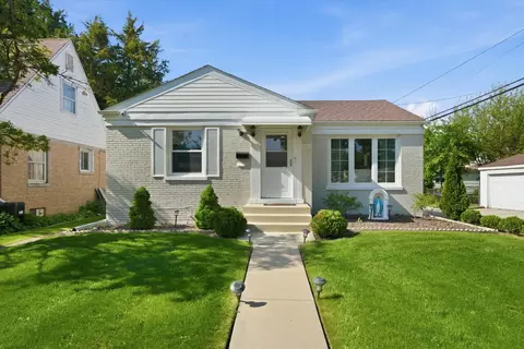 5216 Arcadia Ave, Skokie, IL 60077