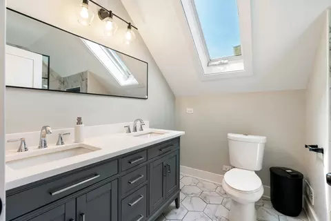 Bath - 1931 East Ave, Berwyn, IL 60402 photo 2 of 4