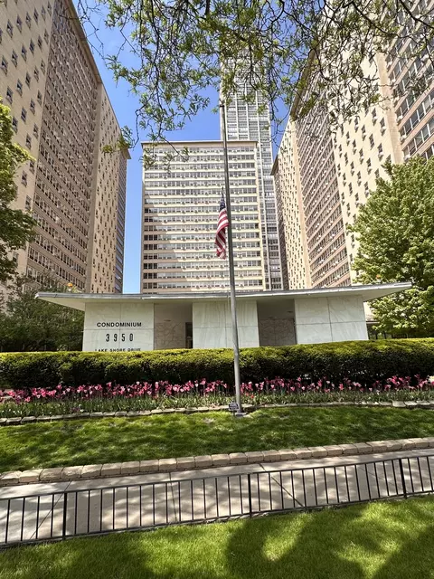 3950 N Lake Shore Dr #1207, Chicago, IL 60613