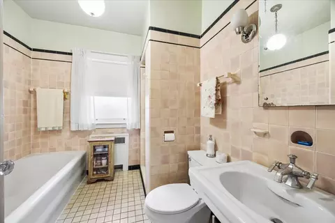 Bath - 935 Monroe Ave, River Forest, IL 60305 photo 3 of 3