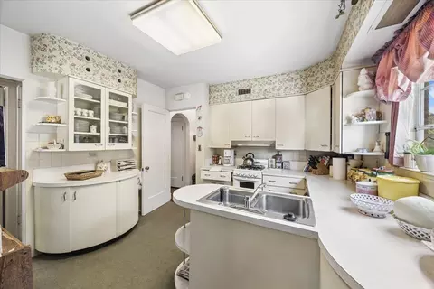 Kitchen - 935 Monroe Ave, River Forest, IL 60305 photo 3 of 3