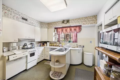 Kitchen - 935 Monroe Ave, River Forest, IL 60305 photo 1 of 3