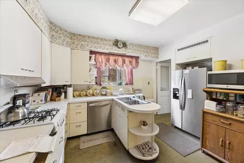 Kitchen - 935 Monroe Ave, River Forest, IL 60305 photo 2 of 3