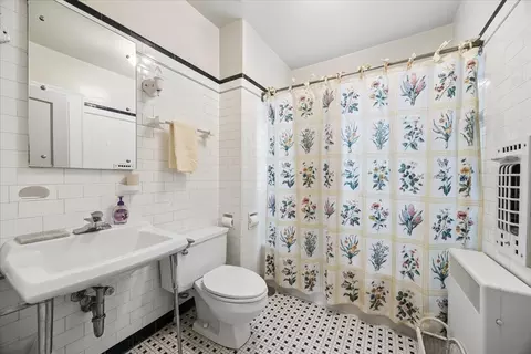 Bath - 935 Monroe Ave, River Forest, IL 60305 photo 2 of 3