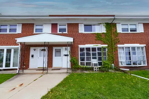 8810 Robin Dr #D, Des Plaines, IL 60016
