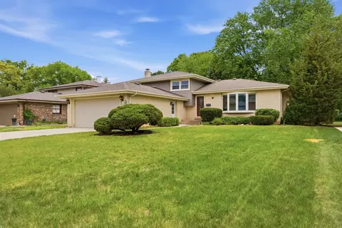565 Eletson Dr, Crystal Lake, IL 60014