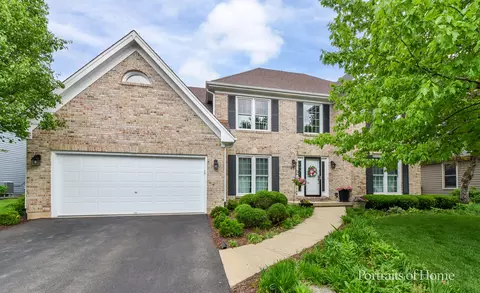 581 Tanager Ln, West Chicago, IL 60185