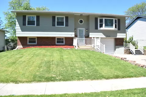 7040 Meadowbrook Ln, Hanover Park, IL 60133