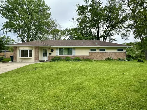 8 Waverly Ct, Park Forest, IL 60466