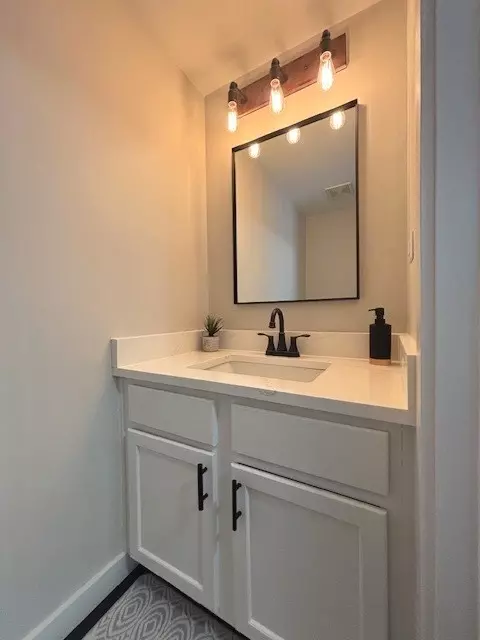 Bath - 508 Ramsden Rd, Plano, IL 60545 photo 1 of 3