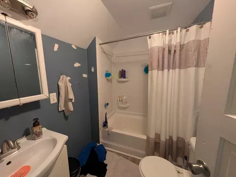 Bath - 1118 15th St, Moline, IL 61265 photo 1 of 1
