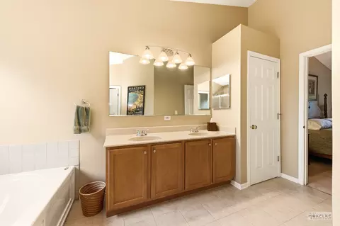 Bath - 6102 Pheasant Ridge Dr, Plainfield, IL 60586 photo 3 of 5