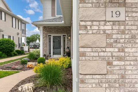 Exterior - 19 Villa Dr, Hampton, IL 61256 photo 8 of 8