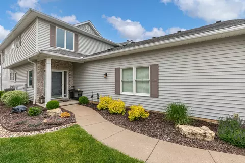 Exterior - 19 Villa Dr, Hampton, IL 61256 photo 2 of 8